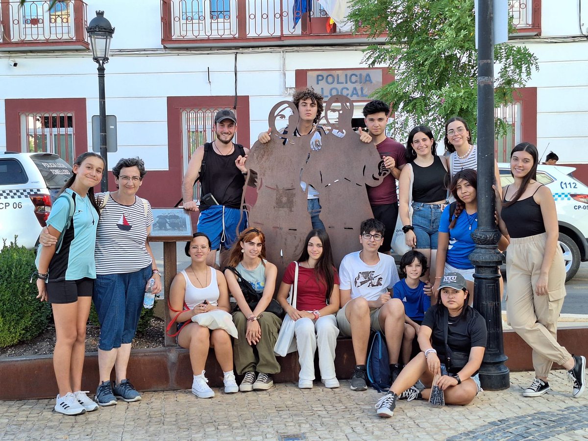 DeicDominicas's tweet photo. El voluntariado joven de nuestro Campo de Trabajo Tomelloso24 se tomó, ayer, un domingo de descanso para reponer fuerzas y afrontar, desde hoy mismo, una nueva semana de servicio y formación. Por la mañana visitaron los espacios de la ciudad y por la tarde disfrutaron la piscina. https://t.co/LqpDV7m6iI