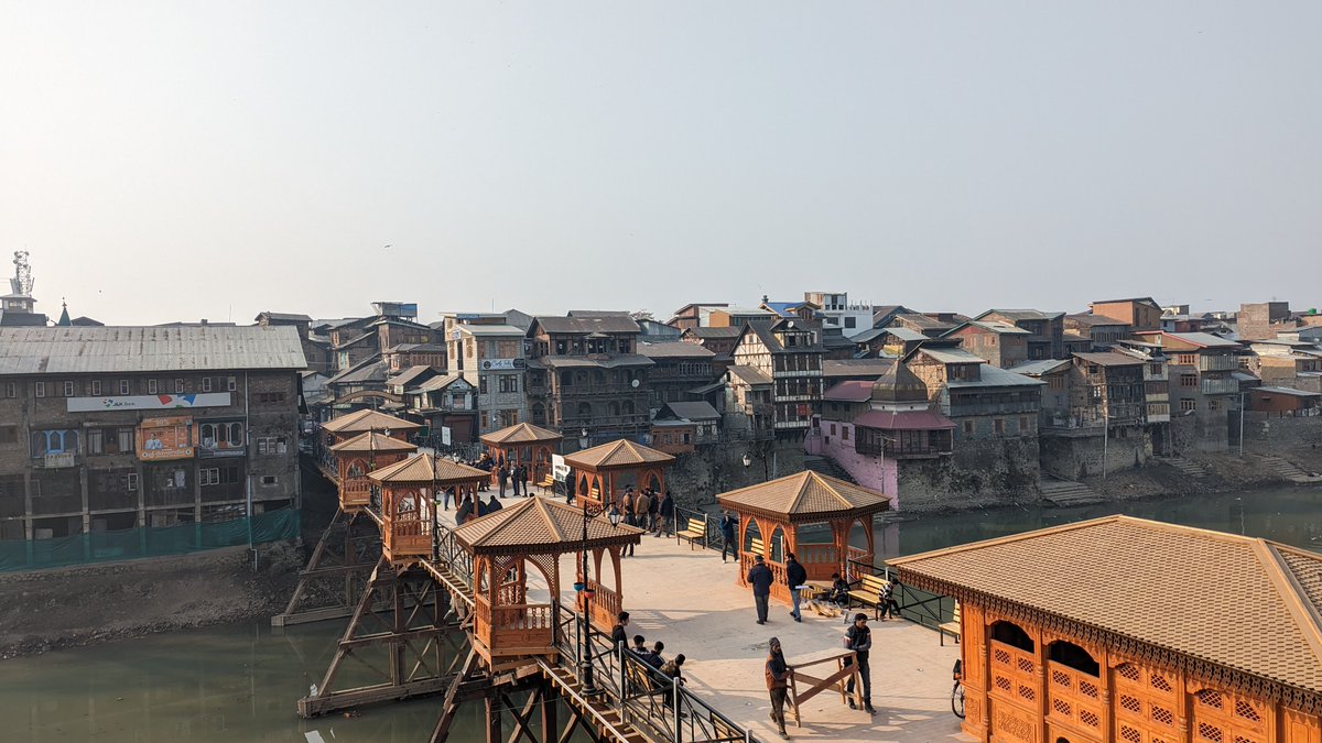 #HabbaKadal is a wooden heritage bridge across the River Jhelum. It was the passionate <a href="/AtharAamirKhan/">Athar Aamir Khan</a> to restore it to glory, for #Srinagar #SmartCity.