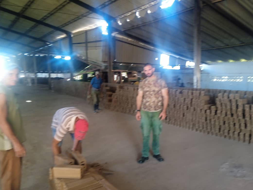 JanelyTrujillo's tweet photo. Construcción, encapotado y quema de horno de campaña en municipio Manicaragua, provincia Villa Clara, por el profesor Matos y el equipo del Tejar como parte del XVI Recorrido del Programa de la Producción Local y la Vivienda!!!! #cub https://t.co/Lt3dhibial