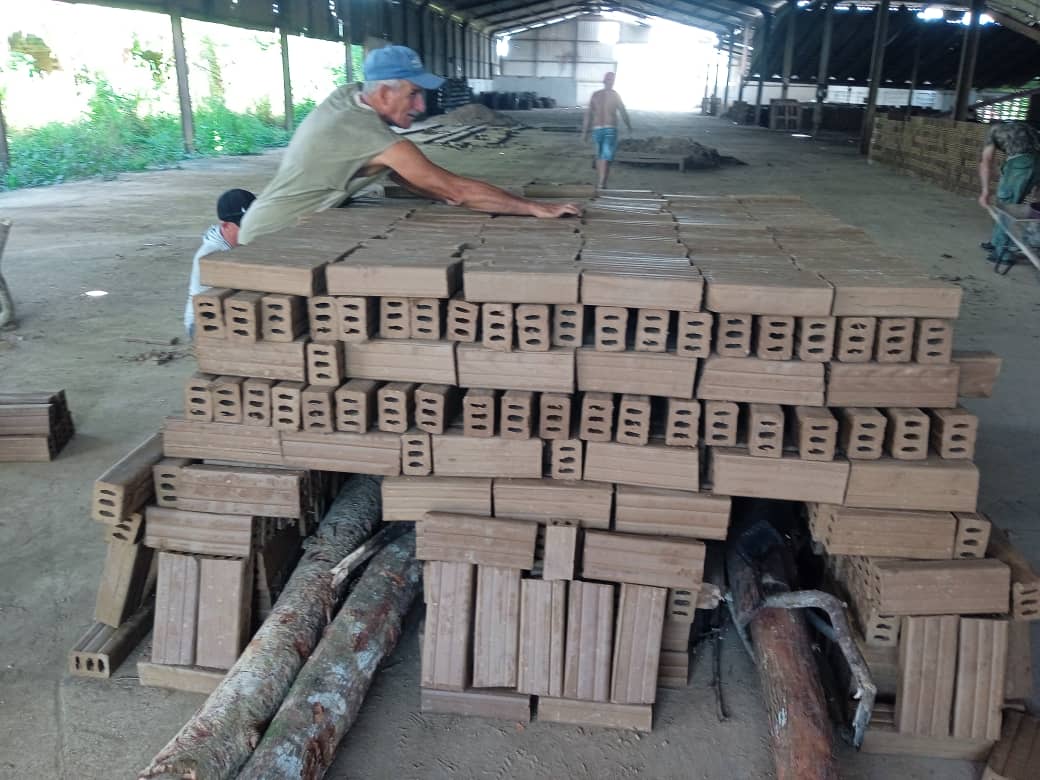 JanelyTrujillo's tweet photo. Construcción, encapotado y quema de horno de campaña en municipio Manicaragua, provincia Villa Clara, por el profesor Matos y el equipo del Tejar como parte del XVI Recorrido del Programa de la Producción Local y la Vivienda!!!! #cub https://t.co/Lt3dhibial