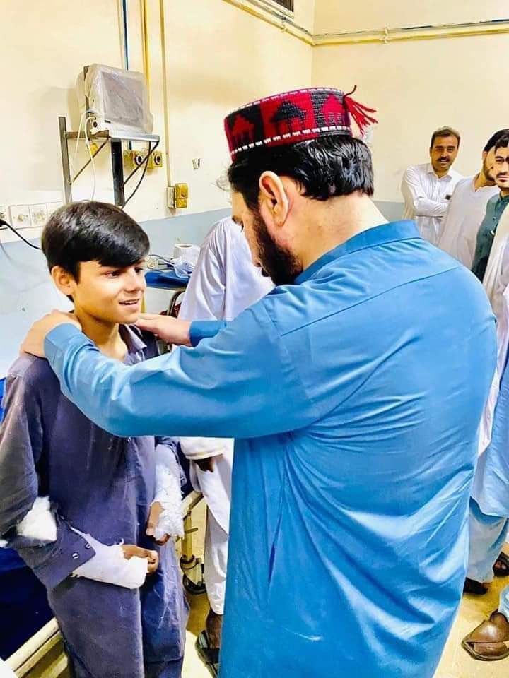 ZoniiW's tweet photo. سر آٹھا کر جینے کی قیمت ادا کرنی پڑتی ہے  جبکہ سر جھکانے کا ماوضہ ملتا ہے۔ 
#بنو
#بنوں_اولسی_پاسون 
@ManzoorPashteen https://t.co/vm4J32sKeP