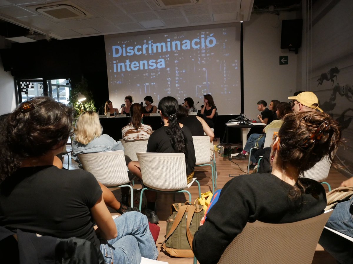 xrcLAB's tweet photo. La #bretxa #digital afecta el 32% de les llars i el 31,1% de la població no pot fer front a despeses imprevistes com la reparació d’un ordinador o una visita al dentista.
D’això i més en parlem a “Una llar col·lectiva” el #pòdcast de @CanodromBCN > https://t.co/VOHdH7ktL2 https://t.co/25juN2XqgM