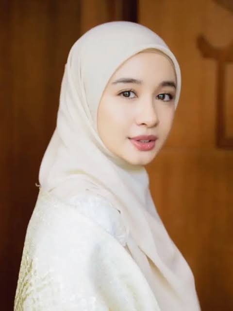 kukuhya's tweet photo. Minta Digampar besok mau wawancara Bunga Reyza. Orangnya mungkin antara dua ini kali ya? Kalo ada yang mau nitip pertanyaan atau sama sama bingung silakan komentar aja ya seperti biasa. Terima kasi semua! 👔 https://t.co/0NMUUA8INF