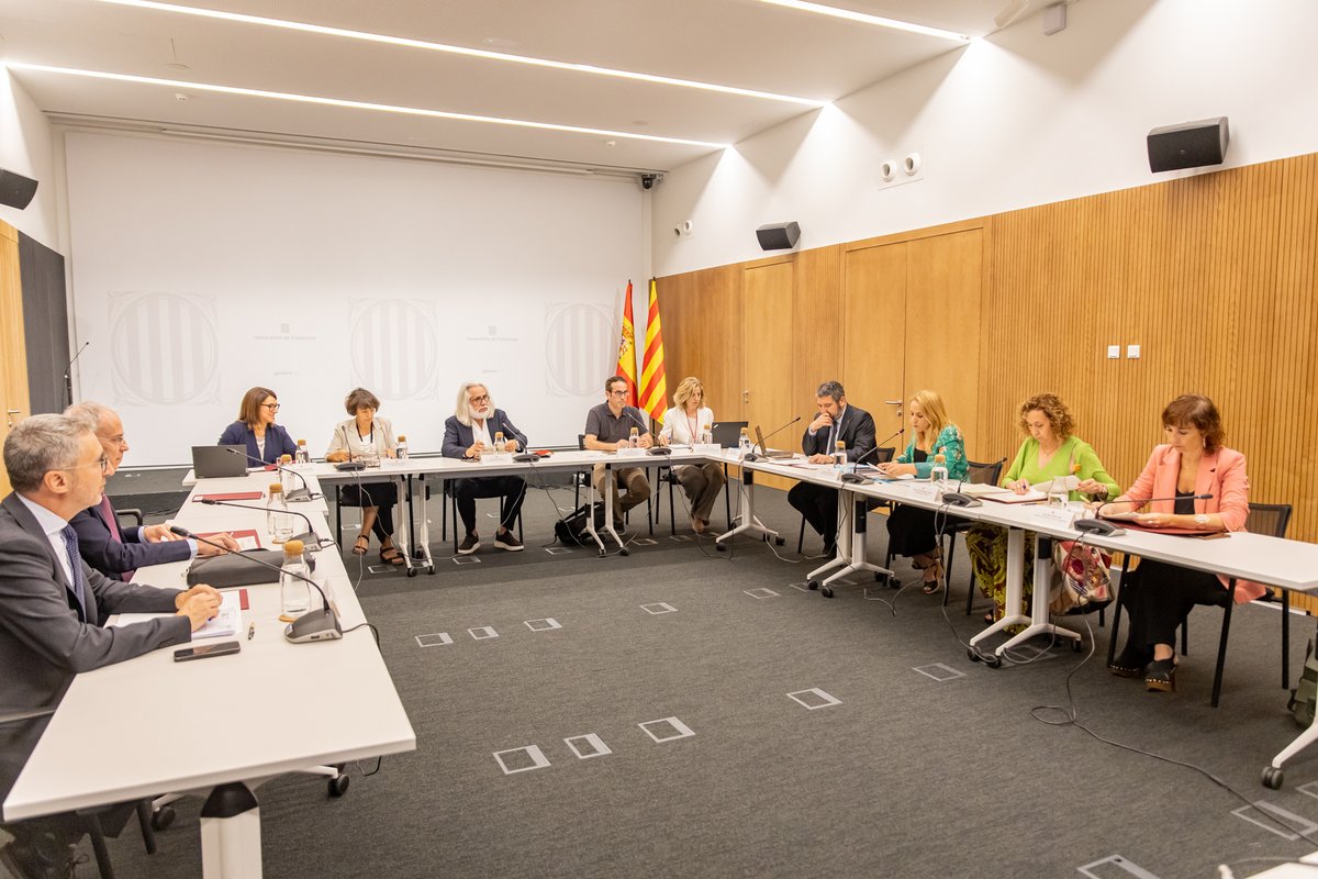 nataliamasguix's tweet photo. 🤝Avui signem uns acords pels quals l'Estat transferirà a la @gencat:

✔️1.520 M€ des d'ara fins al 2026
✔️442 M€ anuals a partir del 2027 

Amb ells garantim el compliment del darrer pacte d’investidura ERC-PSOE en tres àmbits: Rodalies, finançament d'R+D i gestió de beques. https://t.co/F8pDpg0khT