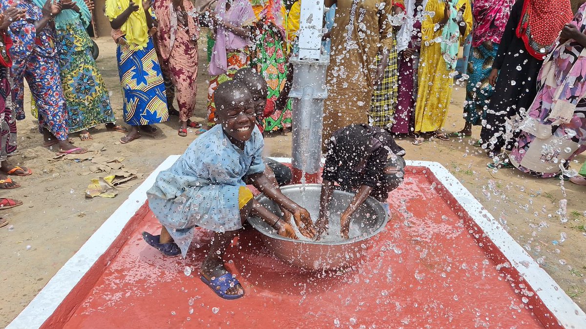 GSB_KYGM's tweet photo. "Su hayattır."

Samsun Canik Yurdunun gönüllü öğrencileri ve personelinin desteğiyle Afrika ülkesi Kamerun'da açılan su kuyusu bölge halkına hayat verdi. 💧🙏🏻

#KYGMGönülBağı
#GönüllüyüzBiz https://t.co/pO9lO3QBtS