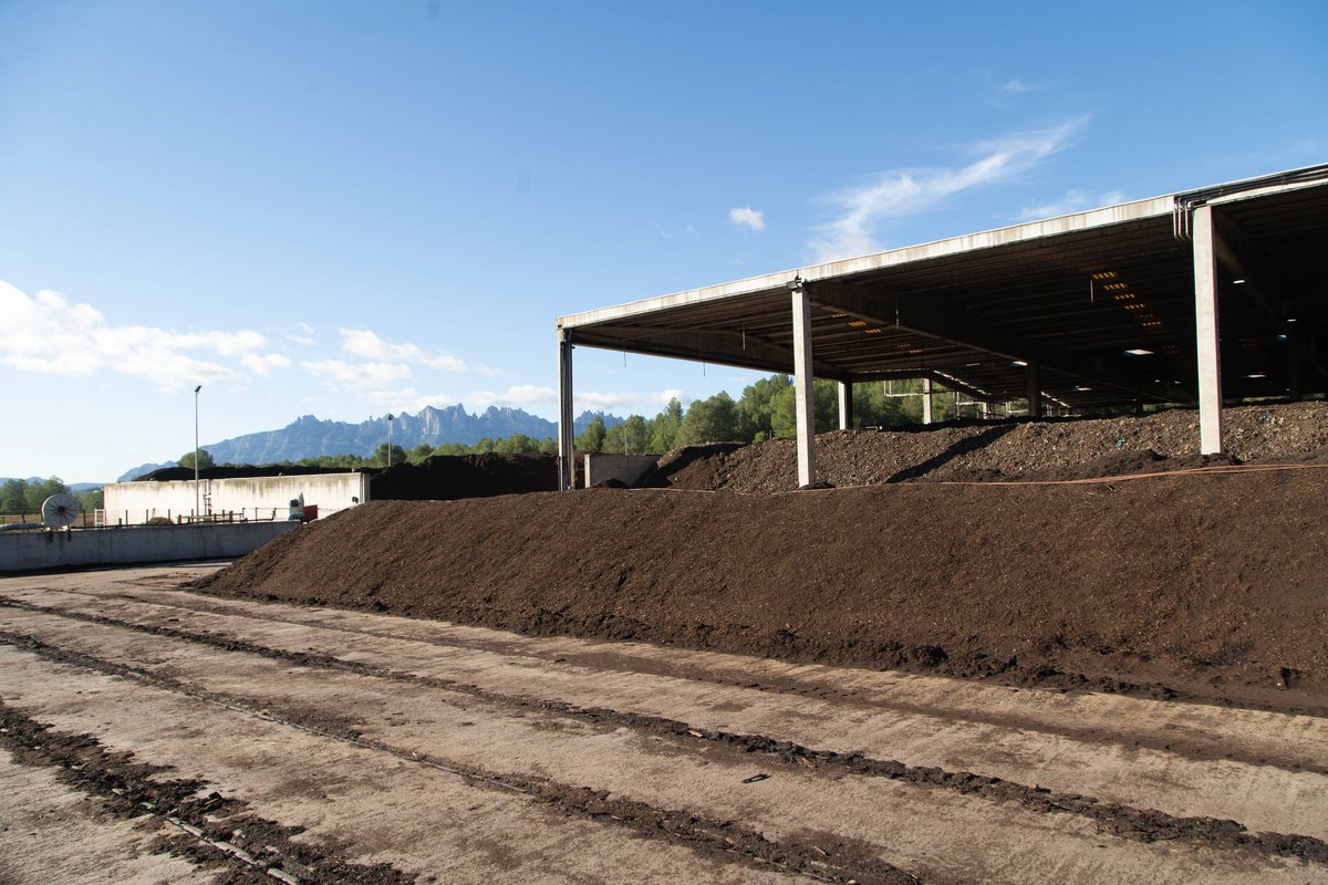 consorcibages's tweet photo. 🥑Les restes d’orgànica que separes a casa, després de ser tractades i amb un control exhaustiu d'humitat i  temperatura durant tot el procés, es transformen en compost, un adob de gran qualitat per a usos d’agricultura i jardineria.

#compostatge #orgànica #separar #reciclar https://t.co/nEQ7EEYB15