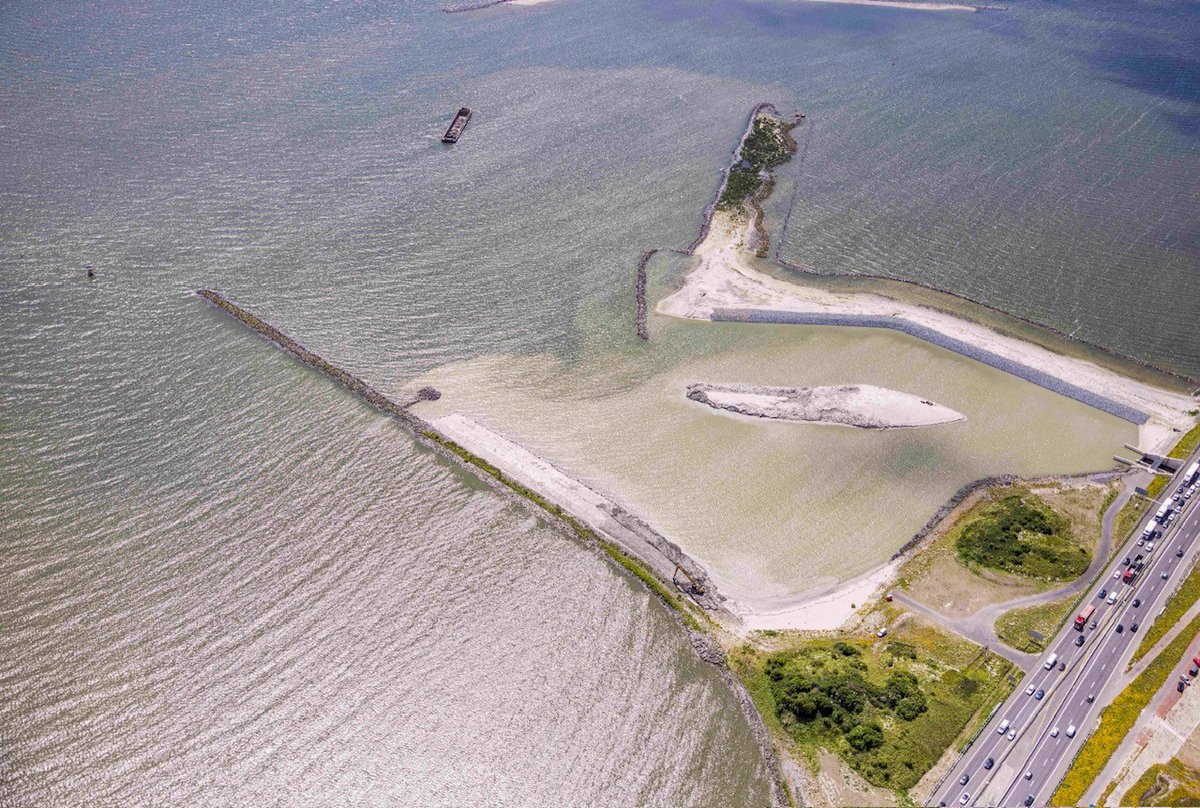 Het ontwerp van de Vismigratierivier bevat alle ingrediënten om straks een florerend natuurgebied te worden. Hoe maak je nieuwe natuur en zorg je ervoor dat het zichzelf in stand houdt? Projectmanager Ruud Kromwijk (<a href="/Van/">Van</a> Oord) legt het uit: bit.ly/3SgTVAn