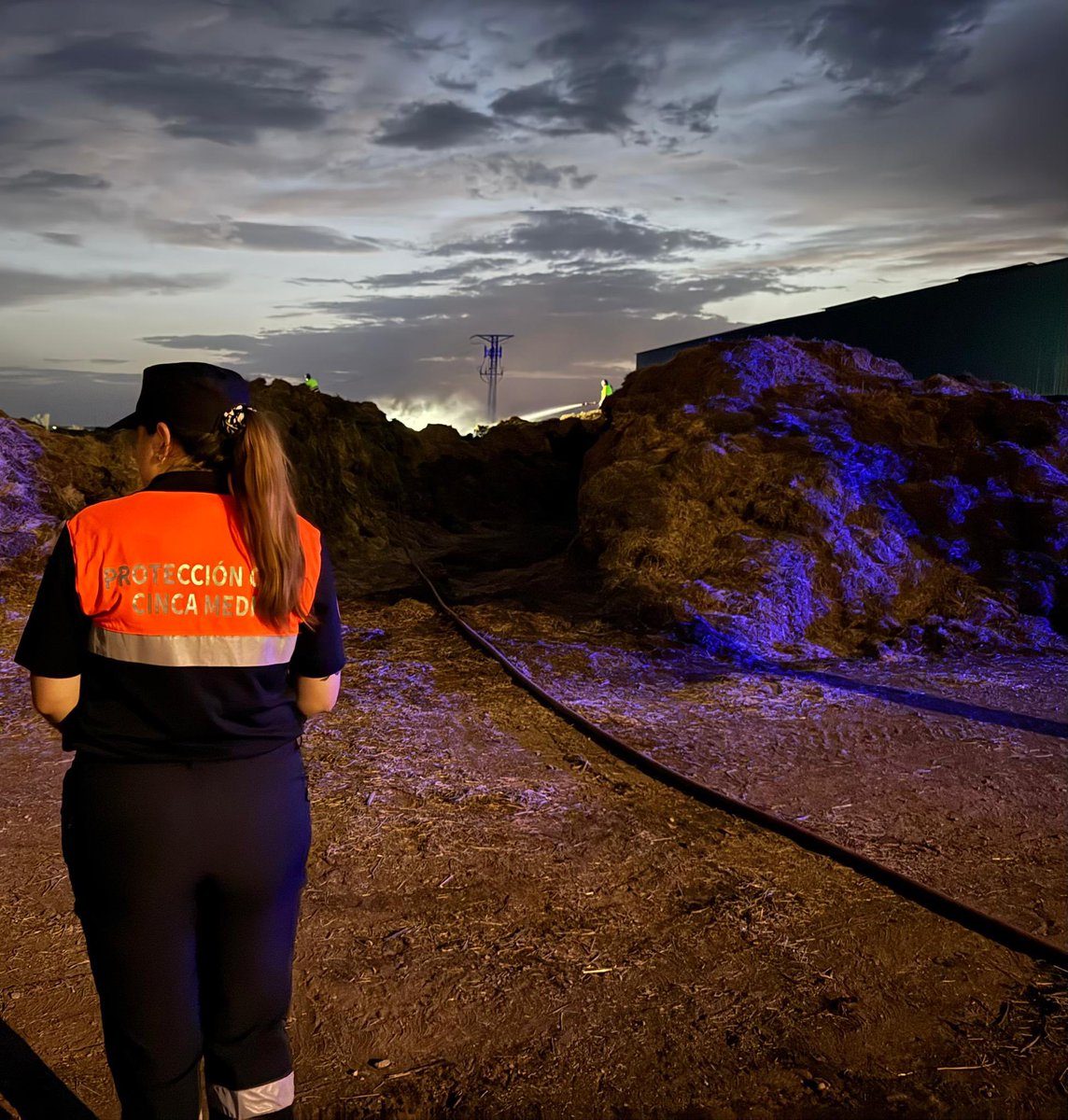 🚨18/07, de 21:45 a 23:15h, colaboramos con SPEIS, Policía Local y Guardia Civil en un incendio en una empresa situada en el término municipal de Monzón. 

#proteccioncivilcincamedio #cincamedio #monzon #emergenciasaragon #proteccioncivil