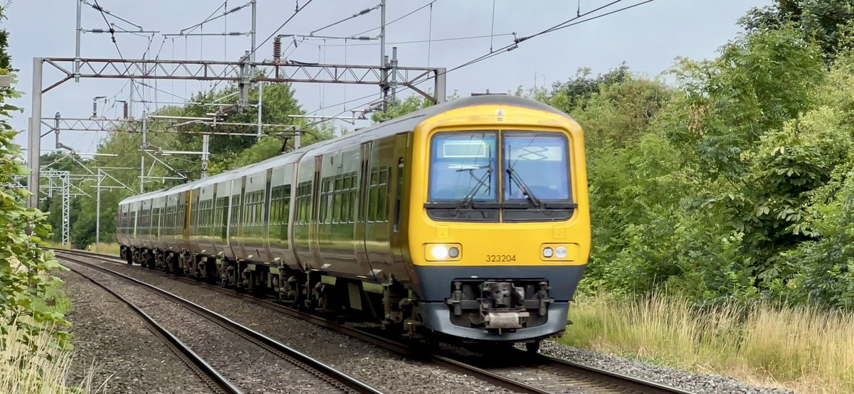 PlatformEdge1's tweet image. The first 323s that aren’t going to Northern have left WMR today 🫡

323204 + 323201 approaching Lea Hall heading to Wolverton Centre Sidings #Class323