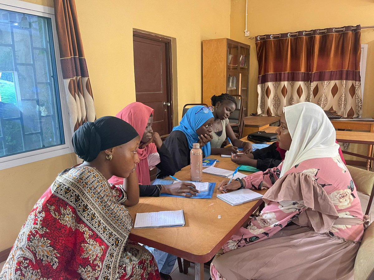 DAY 7 - INTRO TO ACTIVISM 

Participants were introduced to activism as a tool for social change by <a href="/ndey_nying/">She Champions Peace✌️✌️</a> 

We focused on the importance of activism especially in the midst of alarming issues.

Leading the change we want to happen.
#21daysofproject21