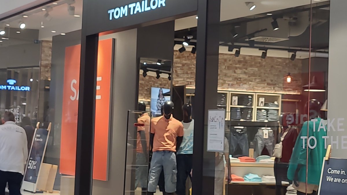 dynamo1955's tweet image. Wenn man auf seine Ehefrau wartet und des Ladens verwiesen wird.

3x rein und raus gehen, ohne was zu kaufen. 

Es wird IT technisch mitgezählt. 

#Stasi 2.0 im Kapitalismus 

#TomTaylor