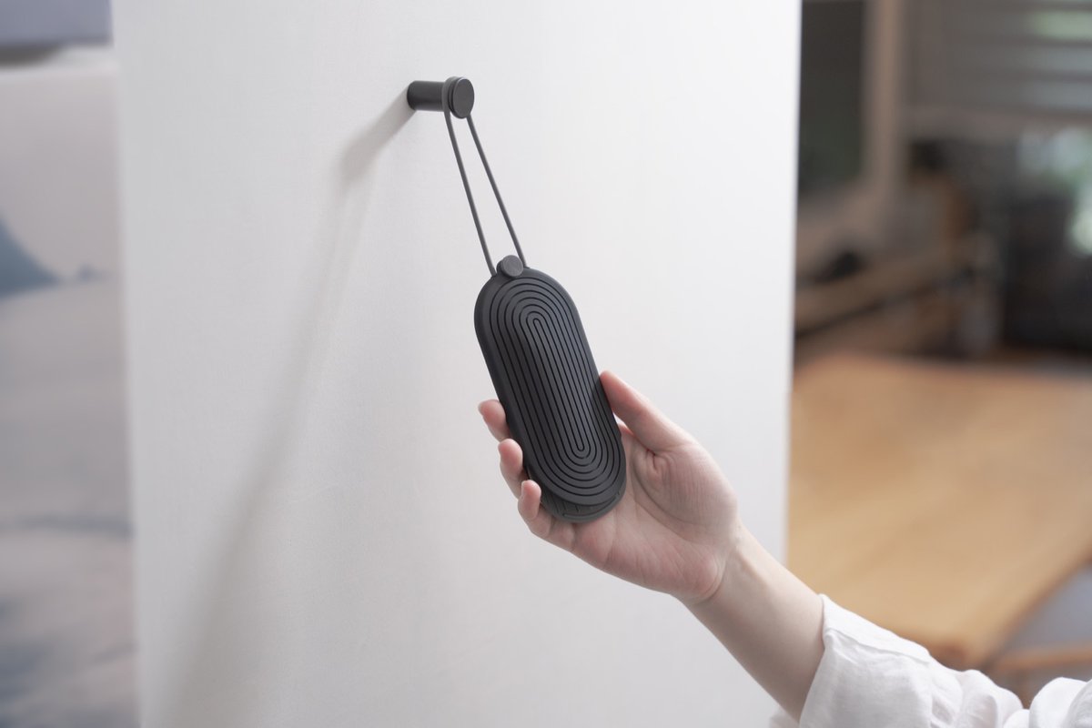 DesignByBone's tweet image. The bag is too large, finding a key feels like looking for a needle in a haystack. With an elastic key holder, you can easily attach it anywhere. You can find your key with just one pull. #bone #Keycase #Keyholder #Keypouch #Commuter #Storage  #BoneMakesYouDifferent