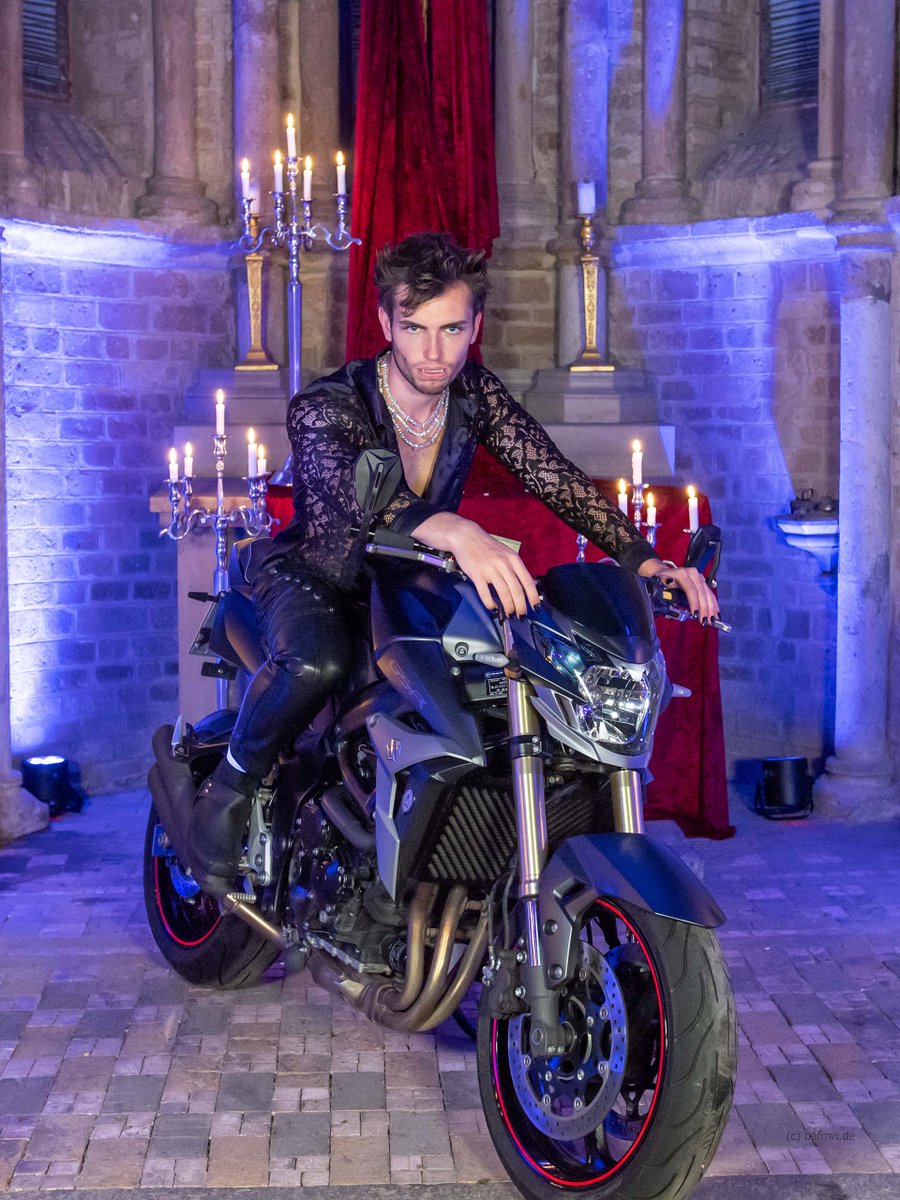 HagenUlrich's tweet photo. Ergebnis eines Fotoshootings zum Thema "Male Beauty meets Fantasy"
Ein #Malemodel wurde als cooler #BikerBoy zurechtgestylt und auf einer Suzuki in einer ehemaligen Kapelle als #Werwolf in Szene gesetzt. https://t.co/NOef81Rk7o