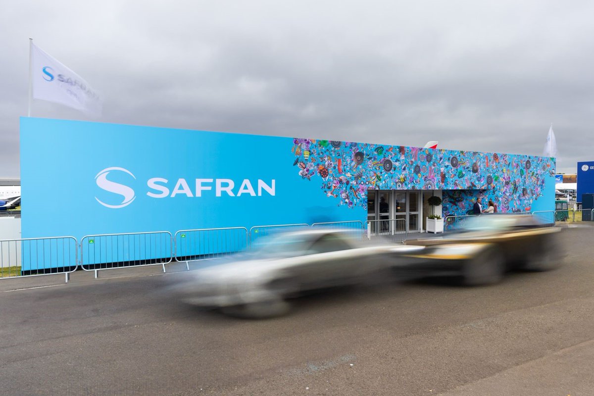 SAFRAN's tweet photo. [#FIA2024] Le salon aéronautique de Farnborough 2024 ouvre ses portes ! 

Venez rencontrer nos experts sur notre chalet @Safran #B034, et ne manquez pas d'admirer notre superbe façade qui révèle les prémices d’un tout nouveau projet mêlant art et technologie, que Safran dévoilera en septembre.

©Luke Conroy/Artpoint #airshow #expo #avgeek #aviationlovers @FIAFarnborough @FIAFarnborough_