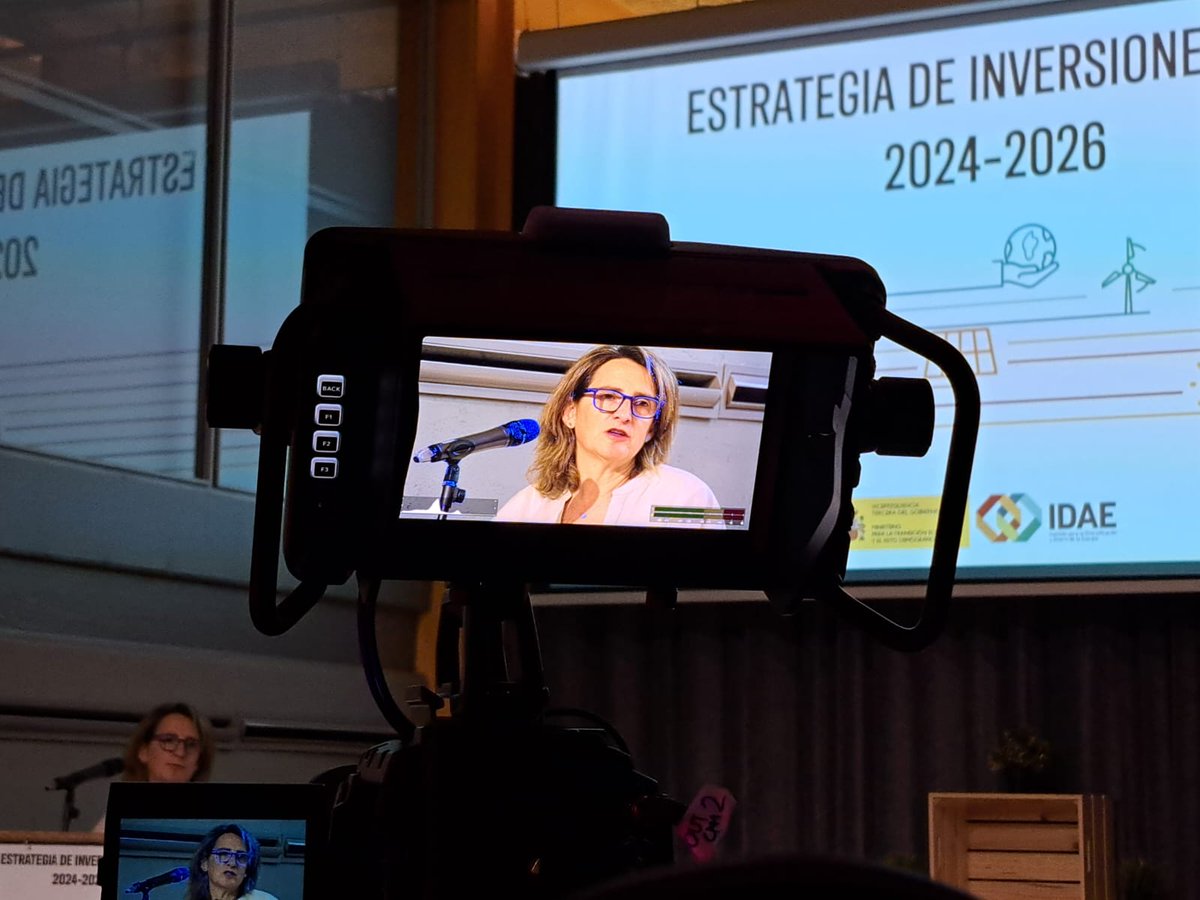 La VP <a href="/Teresaribera/">Teresa Ribera</a> presenta la 𝔼𝕤𝕥𝕣𝕒𝕥𝕖𝕘𝕚𝕒 𝕕𝕖 𝕀𝕟𝕧𝕖𝕣𝕤𝕚𝕠𝕟𝕖𝕤 𝕕𝕖 𝕀𝔻𝔸𝔼 𝟚𝟘𝟚𝟜-𝟚𝟘𝟚𝟞

🗣️ "100M€ para apoyar una cartera equilibrada de tecnologías, empresas y startups para que puedan escalar de una manera clara y viable"