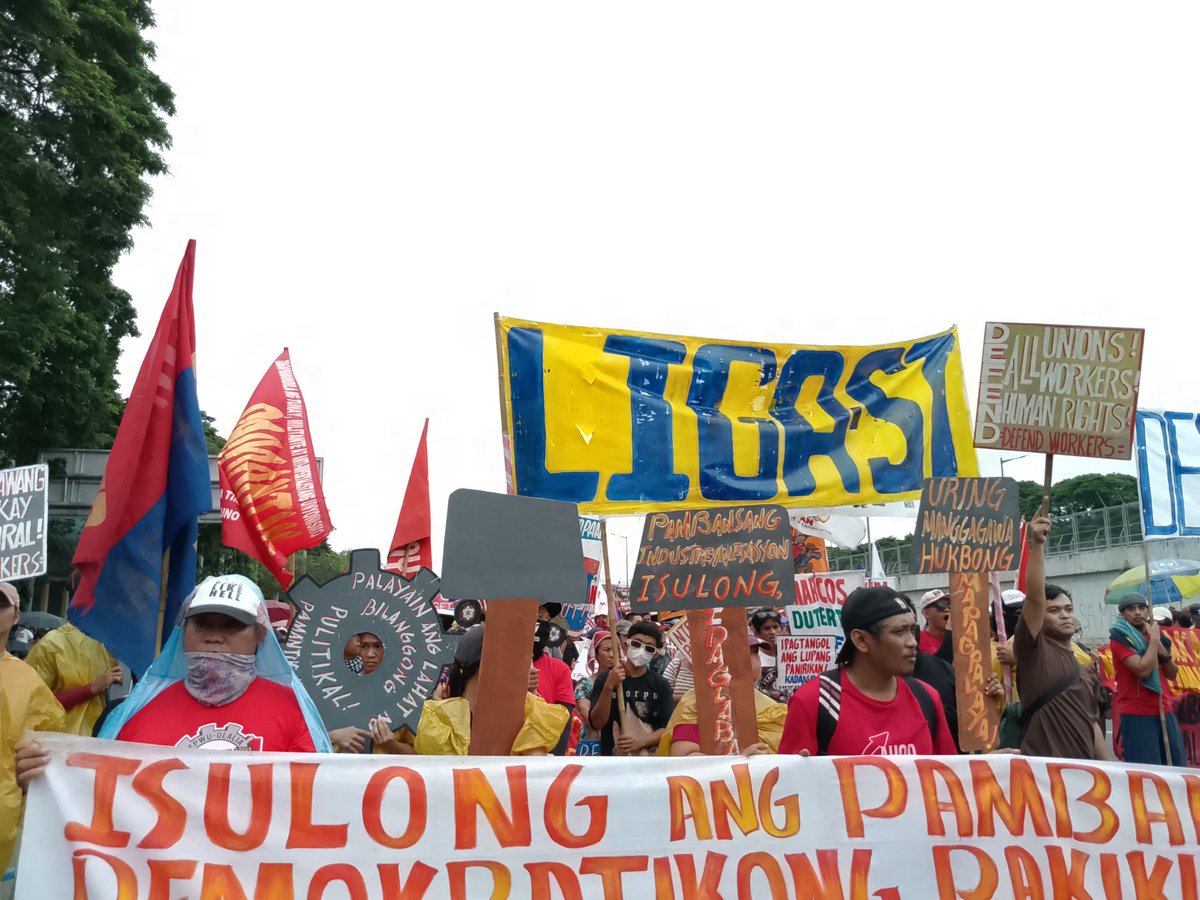 steXposure's tweet photo. NGAYON: Sa kabila ng maulan na panahon, dumugtong ang delegasyon ng Timog Katagalugan sa Commonwealth Ave. upang makiisa sa SONA ng bayan upang irehistro ang kanilang panawagan at ilantad ang huwad na Bagong Pilipinas ng administrasyong Marcos II.

#LagablabCaravan2024 https://t.co/w2Roz1qbe8