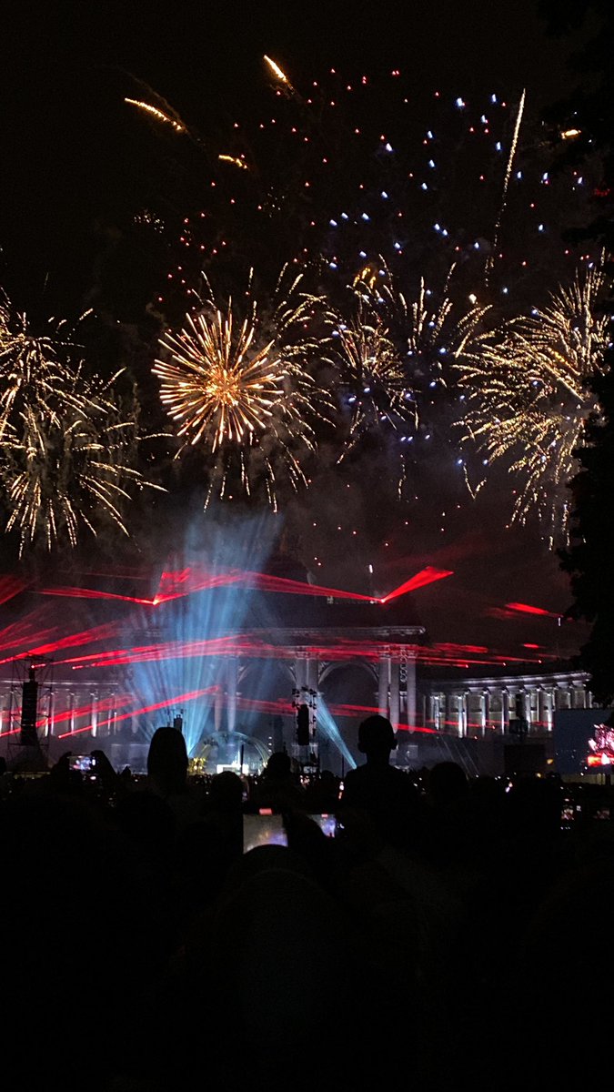 SiimoBP's tweet image. About yesterday: estoy demasiado feliz porque fue la fiesta de Bélgica con concierto de Lost Frecuencies, con show de drones y fuegos artificiales 🇧🇪 💛
