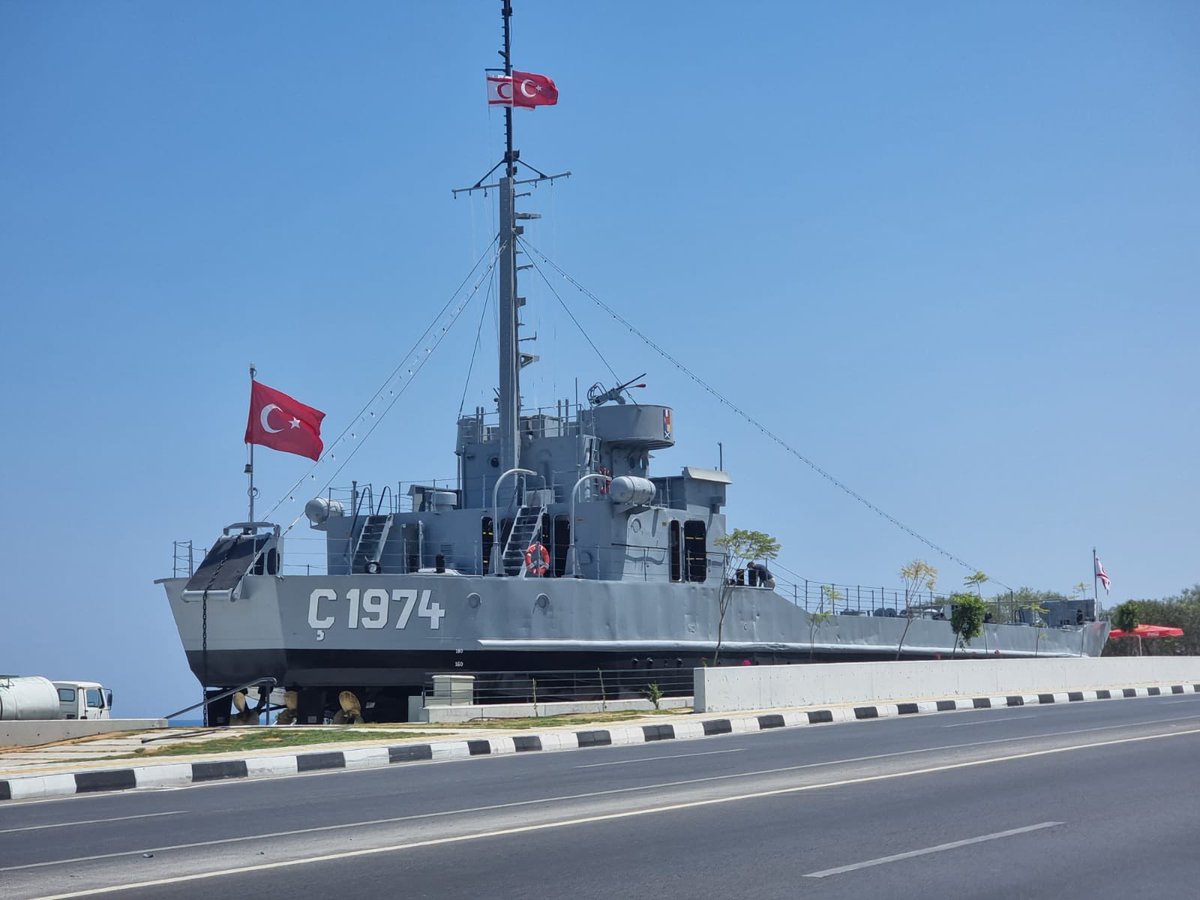 Dün Türk ordusunun Kıbrıs’a çıkmasının 50. yıldönümüydü.
Tarihi çıkartma gemimizin numarası Ç-128 idi.
“128 milyar dolar nerede” kampanyası kimyalarını o kadar bozdu ki, apar topar tarihi gemiden Ç-128’i kazıyıp, Ç-1974 yaptılar!!
Esef verici!!!