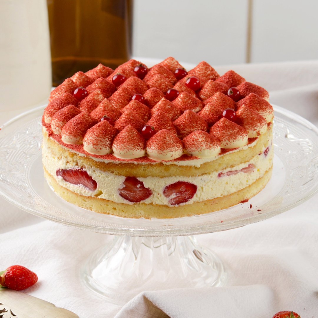 MeilleurduChef_'s tweet photo. Un délice sucré et fruité : Le Tiramisu Fraises de Chef Philippe ! 

Le Tiramisu Fraises de Chef Philippe est un véritable trésor gustatif ☀️

La recette est sur notre site
https://t.co/NhDN9mhj47 https://t.co/7OgFHAkBYw
