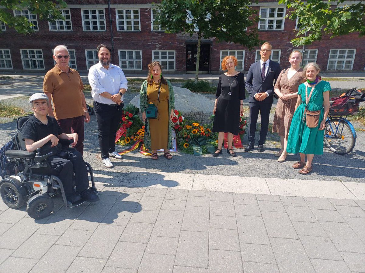 spdfrakmitte's tweet photo. Mit einer würdigen Gedenkstunde erinnerten wir am #20Juli vor dem Rathaus Wedding mutiger Frauen und Männer, die Widerstand gegen Hitler geleistet haben. Die Verbrechen der NS-Diktatur dürfen weder vergessen noch relativiert werden. #bvmitte https://t.co/0DL1YNHnDx