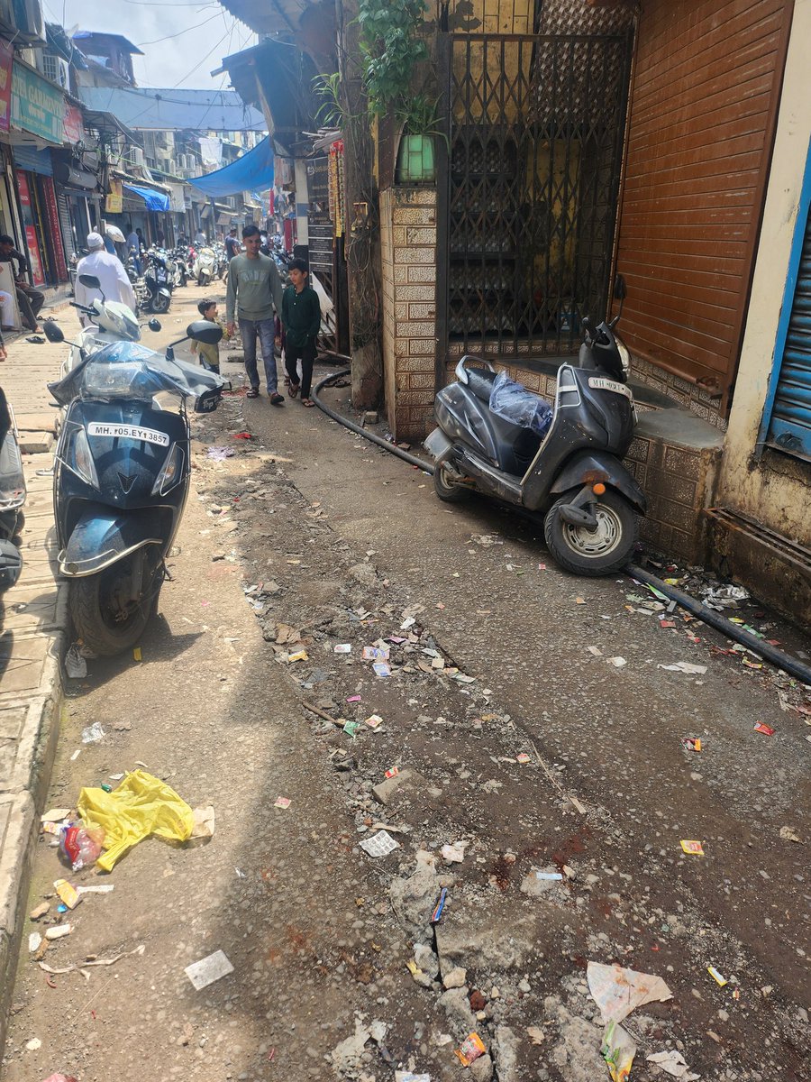 LocalJustice3's tweet photo. @CMOMaharashtra @mieknathshinde I think this is not what we are looking for.
Still road is same condition @mybmc has just coverd the holes.
@IncomeTaxIndia why should I pay TAX ? 

@ndtv @TV9Marathi it will be great if you can highlight such quality of work done by BMC. https://t.co/bgWiRHImwX
