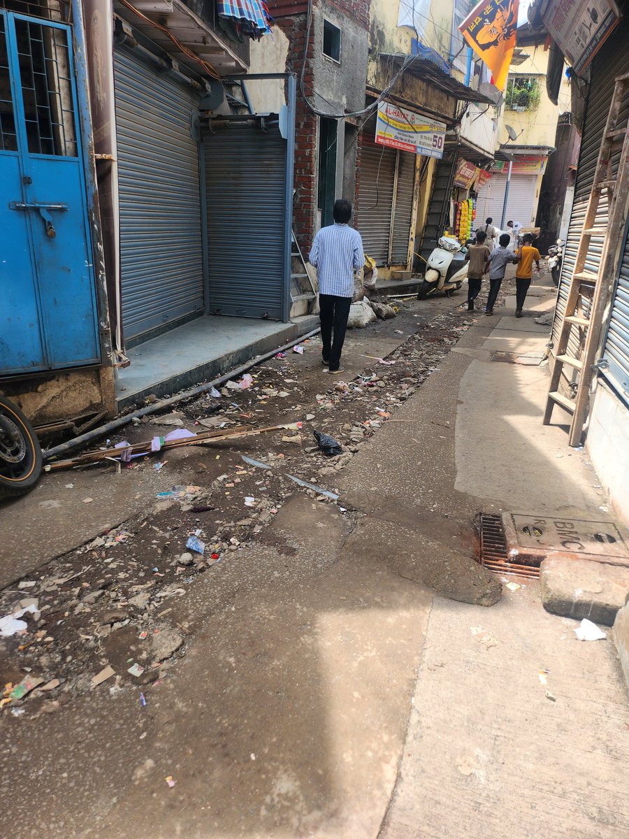 LocalJustice3's tweet photo. @CMOMaharashtra @mieknathshinde I think this is not what we are looking for.
Still road is same condition @mybmc has just coverd the holes.
@IncomeTaxIndia why should I pay TAX ? 

@ndtv @TV9Marathi it will be great if you can highlight such quality of work done by BMC. https://t.co/bgWiRHImwX