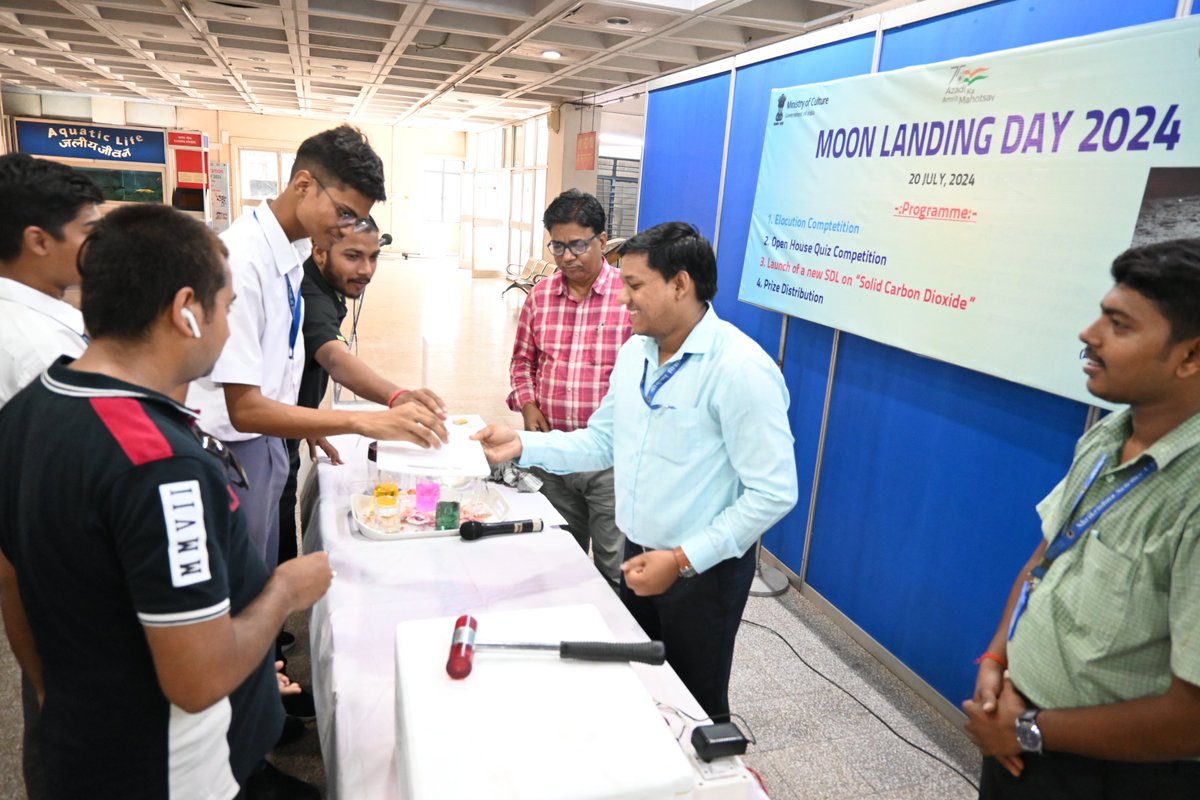 ncsmgoi's tweet image. Inauguration of a #ScienceDemonstrationLecture on “Fun with Dry Ice”, an #ElocutionCompetition and an #OpenHouseQuiz were organised by @ssc_patna, a unit of @ncsmgoi, @MinOfCultureGoI, on the occasion of #InternationalMoonDay, on July 20, 2024.

Glimpses 📷

#MoonLandingDay
