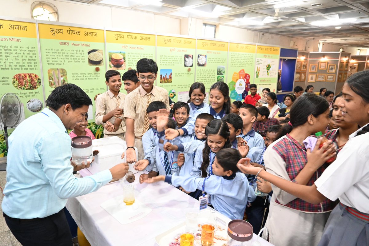 ncsmgoi's tweet image. Inauguration of a #ScienceDemonstrationLecture on “Fun with Dry Ice”, an #ElocutionCompetition and an #OpenHouseQuiz were organised by @ssc_patna, a unit of @ncsmgoi, @MinOfCultureGoI, on the occasion of #InternationalMoonDay, on July 20, 2024.

Glimpses 📷

#MoonLandingDay