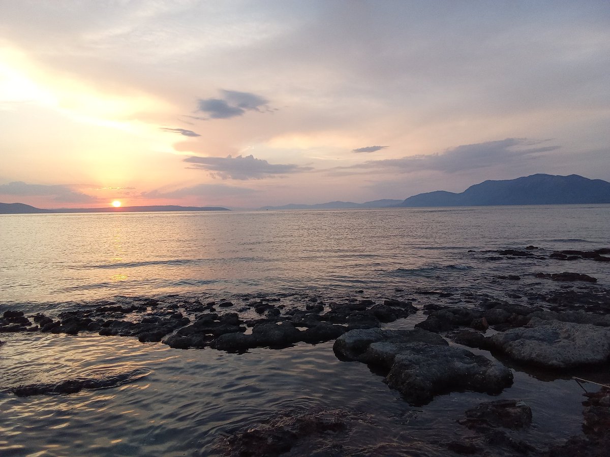 PeloniMaria's tweet image. Είναι ένα γλυκόπικρο συναίσθημα να γνωρίζει κάποιος πως βρίσκεται μακριά από ένα αγαπημένο του πρόσωπο κ όμως την ίδια στιγμή να τους ενώνει ένα ηλιοβασίλεμα ή μια πανσέληνος.
Φωτό ΜΠ