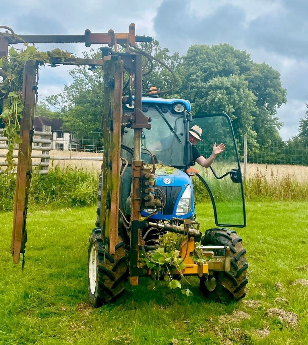 The grape farmer and his tractor, happily strimming 🌱✂️ 

#englishwine #local #wine #winetime #vineyard #englishsparklingwine #vino #winelover #winetasting #instawine #vin #wineoclock #englishwinestagram #winegeek #vineyard #winesocial #englishwinemovement