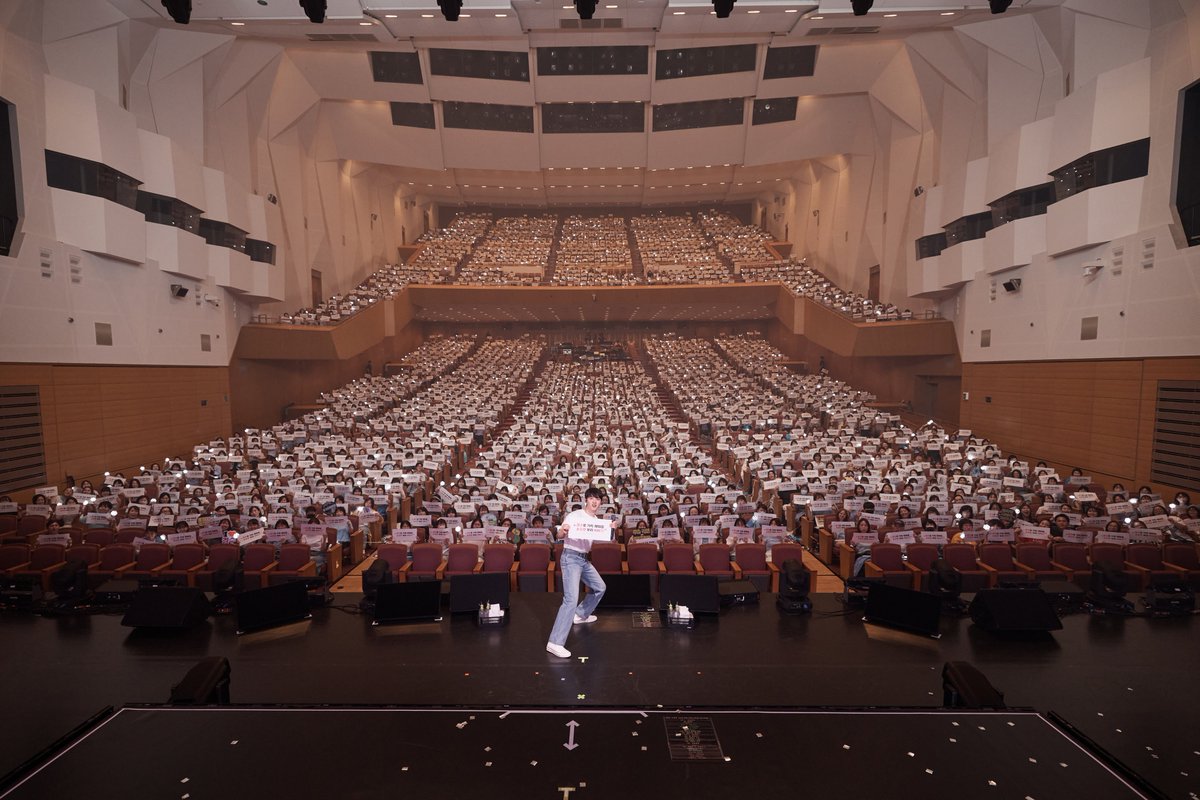 도쿄, 나고야, 오사카에서의
소중한 추억이 담긴 BLOOM in JAPAN🩵
⠀
#도경수 #DOHKYUNGSOO
#FANCONCERT_BLOOM
#BLOOM_in_JAPAN