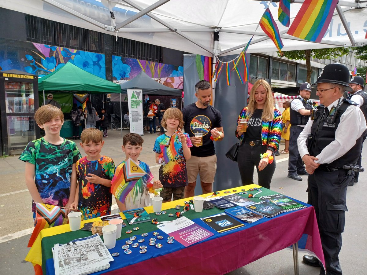 MPSCroydon's tweet photo. Great to see the LGBT community out with pride at #CroydonPride
#CommunityCrimeFighting https://t.co/d8iFE7nQJk