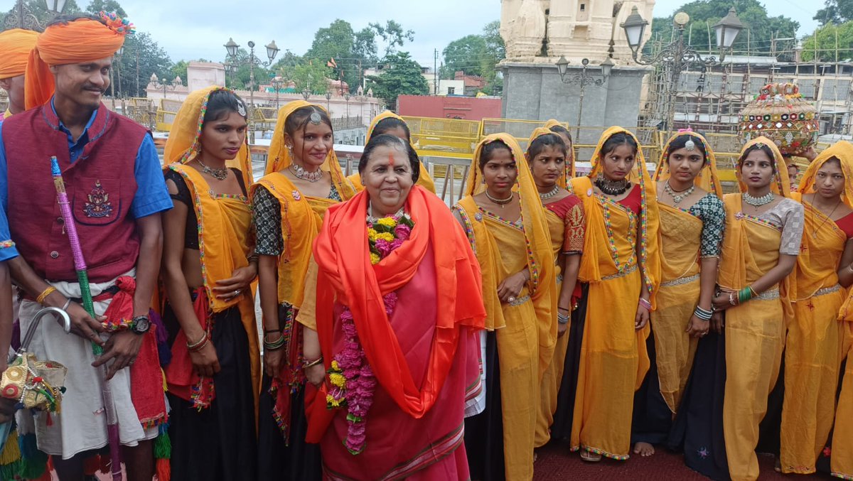 umasribharti's tweet photo. श्रावण का प्रथम सोमवार है, बाबा महाकाल के दर्शन किए, आप सबके कल्याण की कामना की। डाॅ. मोहन यादव जी को अच्छी व्यवस्थाओं के लिए बधाई। @BJP4India @DrMohanYadav51 @CMMadhyaPradesh @BJP4MP https://t.co/wVCxq5CKAD