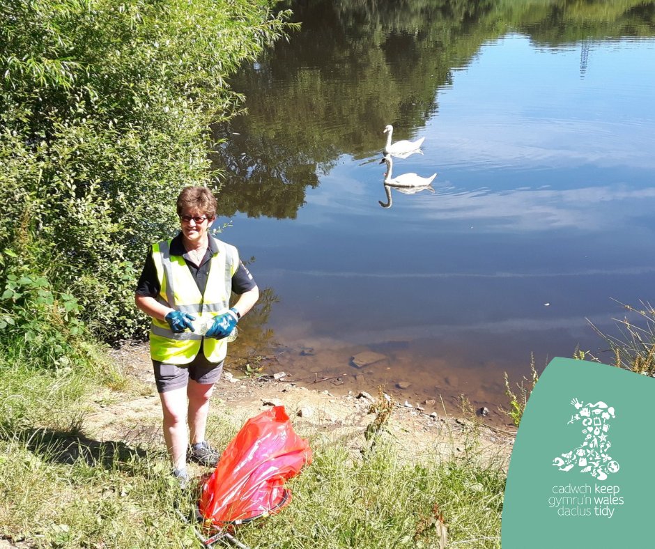 Mae Arwr Sbwriel yn rhywun sy'n gwirfoddoli i ofalu am eu hamgylchedd lleol drwy godi sbwriel a lleihau gwastraff 🚮 ✨ 
 
Ymunwch â’n byddin o arwyr sbwriel a gadewch i ni gadw Sir Gâr yn daclus!  
 
Cysylltwch â ni i ddarganfod mwy 
 
#SirGâr