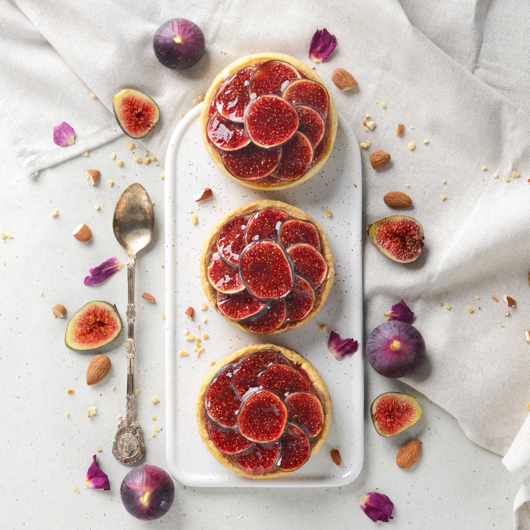 MeilleurduChef_'s tweet photo. Tartelettes à la Figue : un délice sucré facile à réaliser 😋

Imaginez des tartelettes croustillantes à la pâte sucrée, garnies d'une crème d'amandes onctueuse et sublimées par des figues fraîches... 😍

La recette est à retrouver sur notre site
https://t.co/G0yFKxyeEv https://t.co/kwsswho3W3