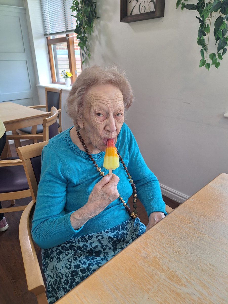 WoodsWynyard's tweet photo. On such a hot day we enjoyed ice lollies &amp; ice cream 🍦#summer #wynyardwoods https://t.co/5elU8sLwDE