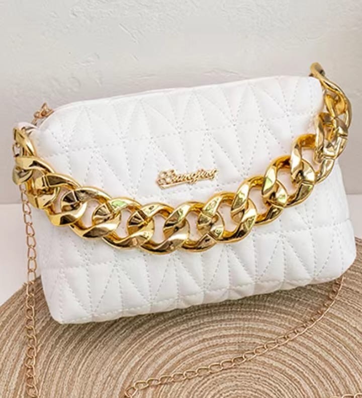classixfashions's tweet photo. Ladies Handbags 
At Kshs 1400
Call/WhatsApp at 0737467538
#occupyJKIA , TupataneTuesday, Uhuru Kenyatta, #classixfashions https://t.co/6zZKYY9His