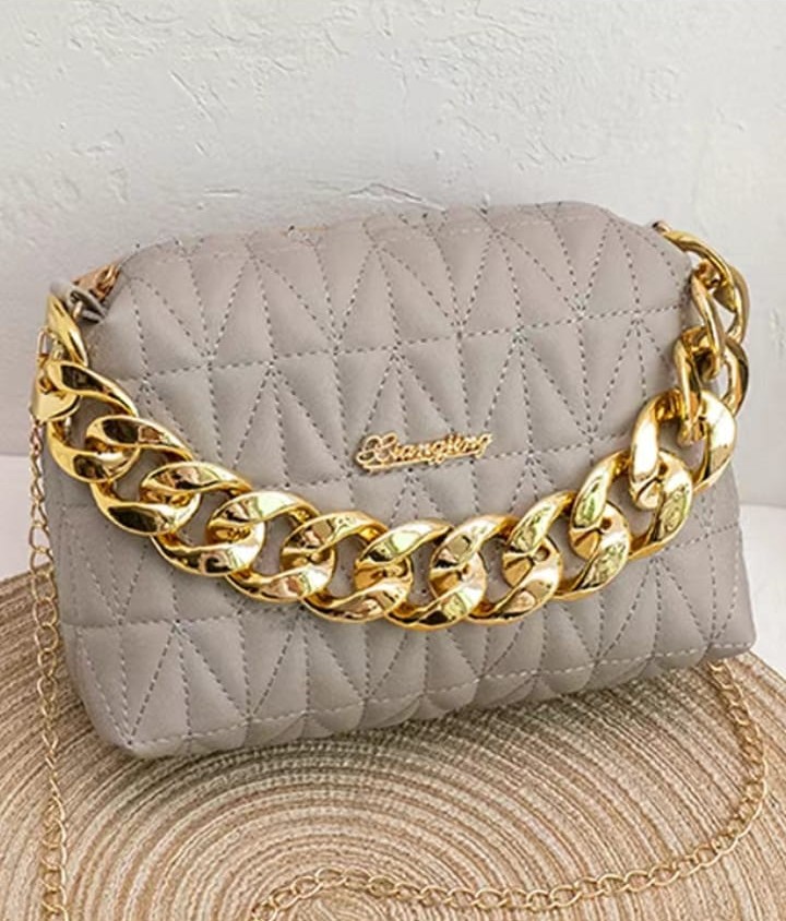 classixfashions's tweet photo. Ladies Handbags 
At Kshs 1400
Call/WhatsApp at 0737467538
#occupyJKIA , TupataneTuesday, Uhuru Kenyatta, #classixfashions https://t.co/6zZKYY9His