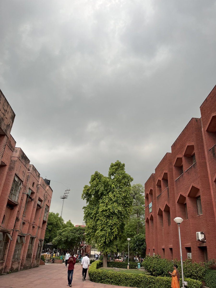 daman_028's tweet photo. Jamia, right before it started pouring 🌧️ https://t.co/bsRScnBOi7