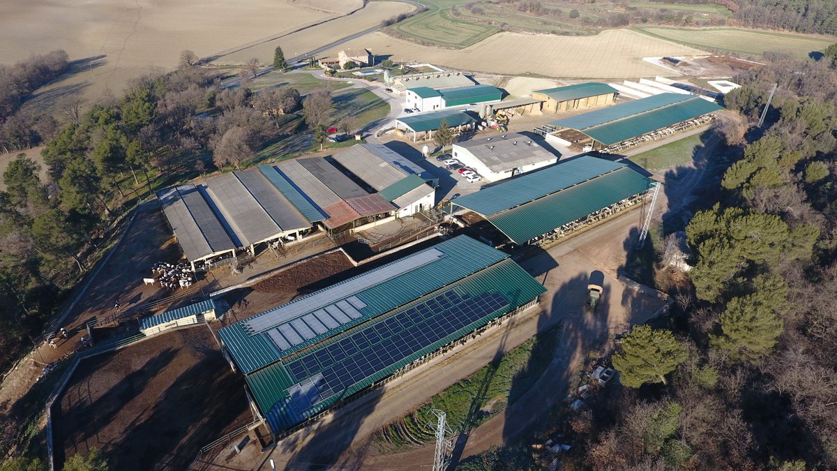 WATTENERGIA's tweet photo. @WATTENERGIA  ha instal·lada una planta fotovoltaica de 207 kWp per a Murucuc. Amb 660 panells, generarà 246,000 kWh/any i evités 155 tones de CO₂ a l'any.

#EnergíaRenovable https://t.co/MeoiEUWuC6