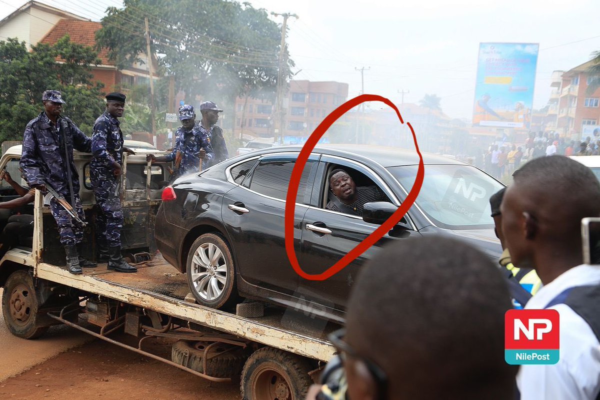 AmpaireSofia's tweet photo. DJ play me 🎼🎧Bamututte dda 😂@ZaakeFrancis
Mujja kumanya nti akawunga kava
mukasoli!!
#SayNoToRiots #UgandaIsNotKenya #SsenyonyiMustResign https://t.co/tZ2hFjVFVX