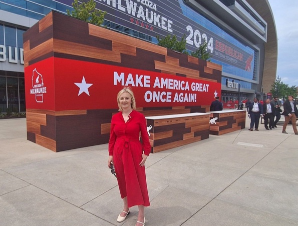 floboflo's tweet image. This is why Biden quit. He realised that if Britain’s top political brain was getting behind Trump then he was finished.