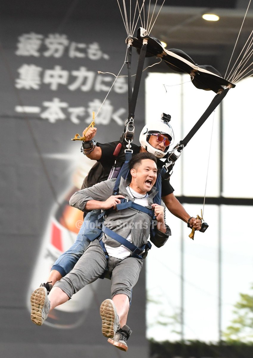 tospophoto's tweet photo. 【日韓OB戦】2024年7月22日　#日韓ドリームプレーヤーズゲーム　日本×韓国　(エスコンフィールドＨＯＫＫＡＩＤＯ)

開会宣言
パラシュートで登場した #杉谷拳士　

#loveFighters #東スポ https://t.co/XQizp4MBFH