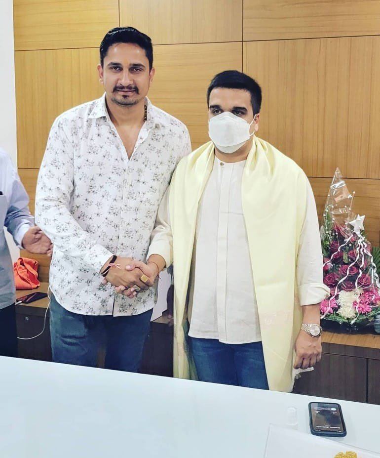 Gopal_Italia's tweet photo. વિધાનસભા ૨૦૨૨ની ચૂંટણી દરમ્યાન હિંદુત્વના નામે મારો વ્યક્તિગત વિરોધ કરવા માટે પચાસ જેટલા ગુંડાઓની ટોળી લઈને “હિન્દુ યુવા વાહિની”ના નામે સુરતમાં મારા ઘરે આવીને હિંસક હુમલો કરનાર નકલી હિન્દુત્વનો ઠેકેદાર અને ચમરબંધી મંત્રી @sanghaviharsh નો ખાસ મિત્ર વિકાસ આહિર નામનો અસામાજિક તત્વ સુરતમાં પચાસ લાખ રૂપિયાના MD ડ્રગ્સ સાથે રંગેહાથ પકડાયો. 

આ ડ્રગ પેડલર વિકાસ આહિર સાથે ડ્રગના ધંધામાં અઝીઝ ખાન તેમજ મહમદ રેહાન તેમજ જાવેદ નામના આરોપીની પણ ધરપકડ થઈ છે. 

નકલી હિન્દુત્વનો ઝંડો લઈને હિંદુઓનાં છોકરાઓને ડ્રગના રવાડે કોણ ચડાવે છે તેને ઓળખો. 

ડ્રગ્સ સાથે સંઘવી.