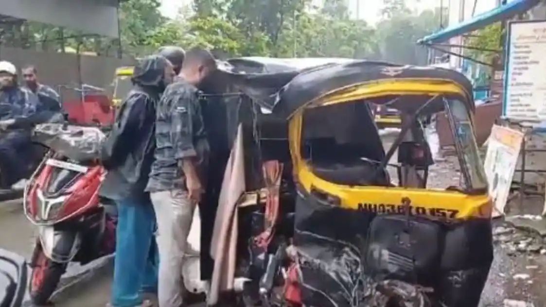 newstastic72's tweet photo. Another Hit-And-Run In Mumbai: Audi Hits Rickshaw in Mulund Injuring 3, Video surfaces

#loveisland 
#GranHermano 
#parliamentsession https://t.co/xkR2pyeCSB