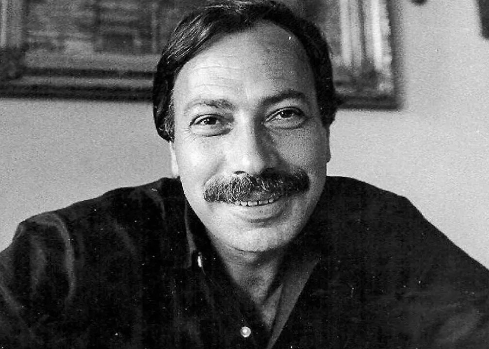 “Eksik bir şey var. o akşam da eksik bir şey vardı. Tüm yaşamım boyu eksik bir şey vardı. Hiçbir zaman bulup çıkaramadım.”

—Ferit Edgü (24 Şubat 1936-22 Temmuz 2024)