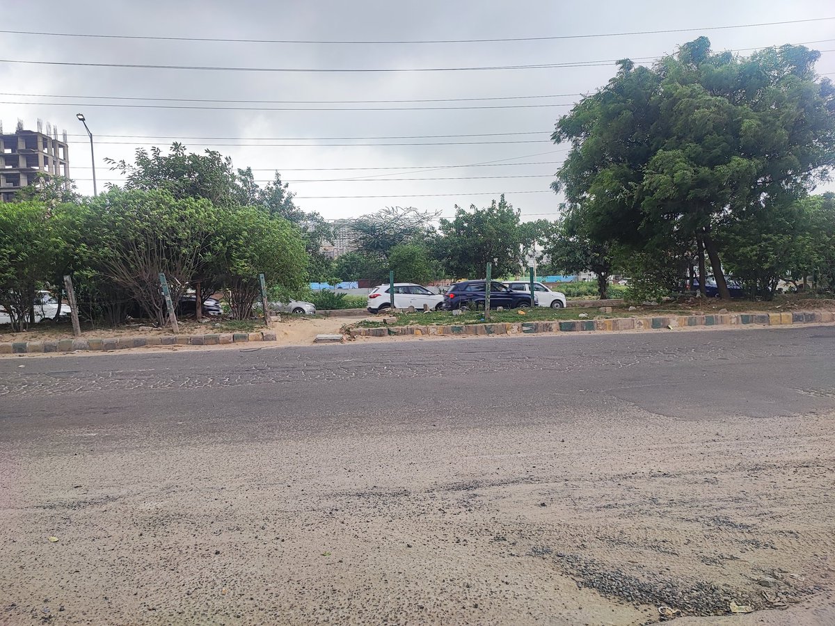 varun_midha's tweet photo. @OfficialGMDA @MunCorpGurugram @cmohry @TOIGurgaon - This is on SPR right in front of TATA PRIMANTI Sec 72, delivery boys (@letsblinkit) have made shortcut to cross the road, with heavy running traffic of SPR, very dangerous, asking for immediate fix. Kindly action on priority. https://t.co/QuX83hlceH
