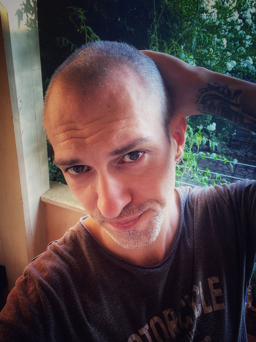 Do you know what happens when you cut your hair the wrong size? I do... 🤣 

#stefanosemprini #musician #music #haircut #wronghaircut #singer #singersongwriter #songwriter #funny #funnypics #insta #instagood #instapic #picoftheday #wrong #twitter #tiktok #facebook