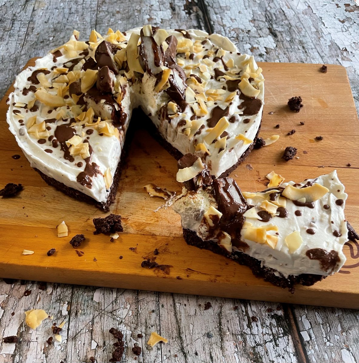 Coconut has been crowned as our flavour of the year! 🥥👑

So, what better way to celebrate than making <a href="/janecdevonshire/">Jane Devonshire</a>'s delicious no bake bounty cheesecake recipe?

You can find the full recipe here 👉 breastcancernow.org/afternoon-tea/…