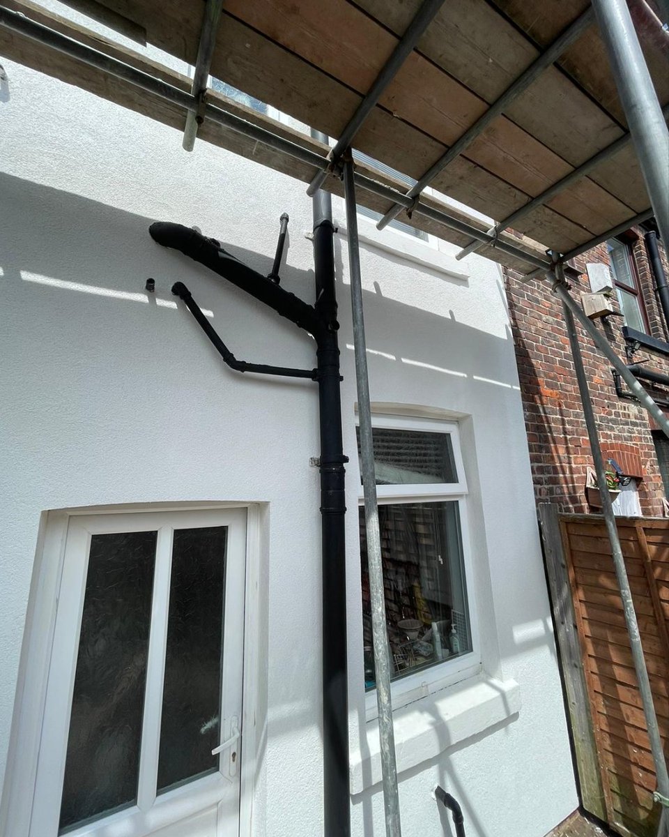 🤩 Beautiful silicon render application.

Silicone render is a great way to protect your home from the elements and stop penetrating damp issues before they arise 💦🏡.

Looking to get a quote for rendering your home? 📲 Click this link to begin - homeenergysaveuk.co.uk/property-rende…